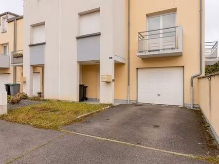 idéalement située  maison de 2005  5 ch  balcon  terrasse 8m² env  garage  parking
