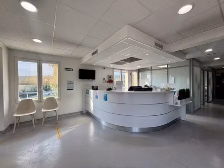 location locaux professionnels 100 m² à bouc-bel-air (13320)  2 200 €