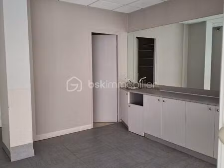 local d'activités de 50 m² à mayenne