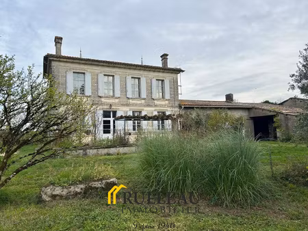 belle maison girondine - ensemble de dependances - terrain d