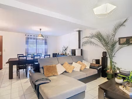 a vendre  maison de 141m2  4 chambres  à chateauneuf-sur sarthe sur un terrain de plus de 