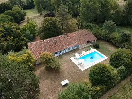 ongère en pierre de 242 m² avec piscine et parc de 1 4 ha - montpezat
