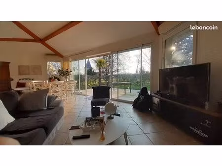 maison de 4 pièces entourée de parcs