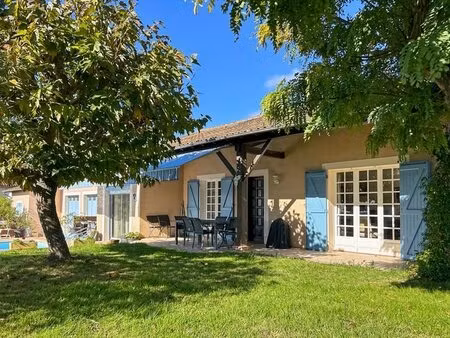 maison agréable avec trois chambres  double garage et belle piscine
