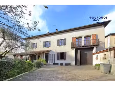 grande maison à potentiel avec jardin à pizay