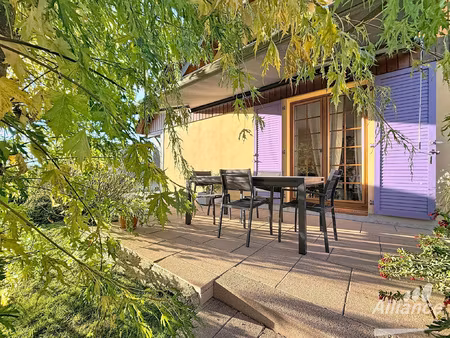 maison individuelle au calme avec grande terrasse.