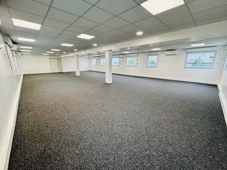location locaux professionnels 256 m² à neuilly-sur-marne (93330)  3 500 €