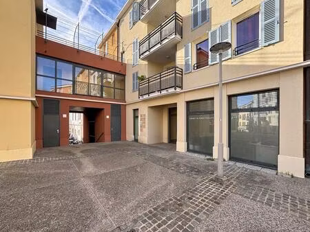 local de 64 m2 en rdc composé de 3 bureaux agencés. garage electrifié sous sol possible en