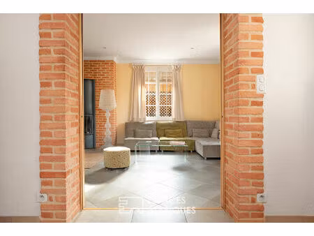 maison cossue du début de xxème siècle avec piscine et garage