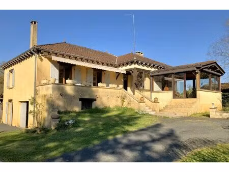 maison à vendre  années 70  avec une belle piscine  un grand parc et un atelier de...