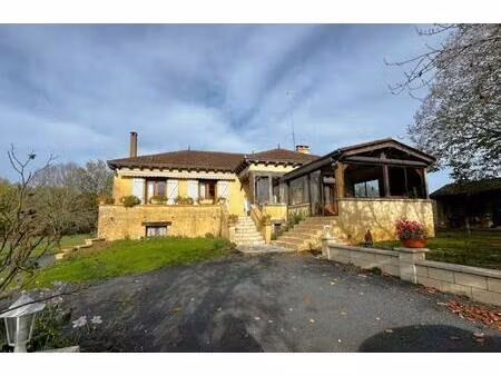 maison des années 70  avec une belle piscine  un grand parc et un atelier de menuiserie à.
