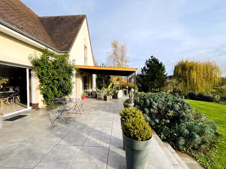 maison 7 pièces de 224 m² avec pièces de vie ouvertes sur un jardin paysagé  double garage