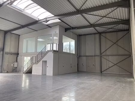 location local d'activités le mesnil amelot 11 025 m²