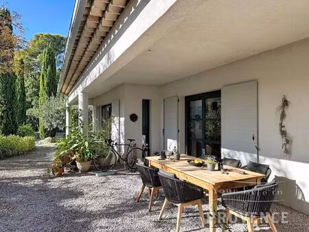 villa moderne et élégante de plain-pied avec magnifique jardin  piscine et garage dans un.