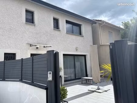 maison récente à fontaine