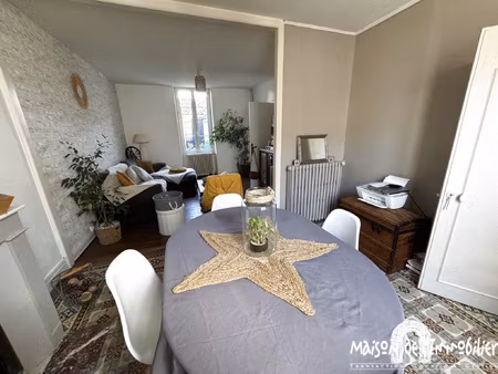 a louer à jarnac - maison de ville de 5 pièces - 99m2 - cour