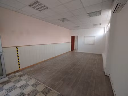 location commerce 2 pièces 47 m² à salon-de-provence (13300)