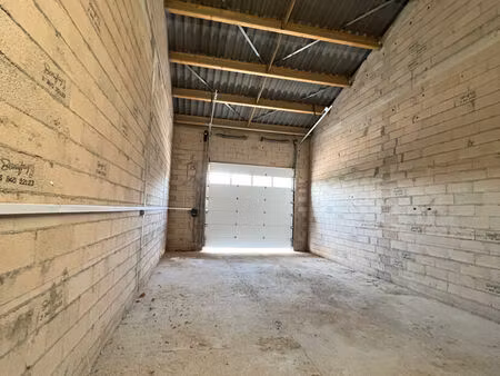location local industriel 110 m² à trets (13530)