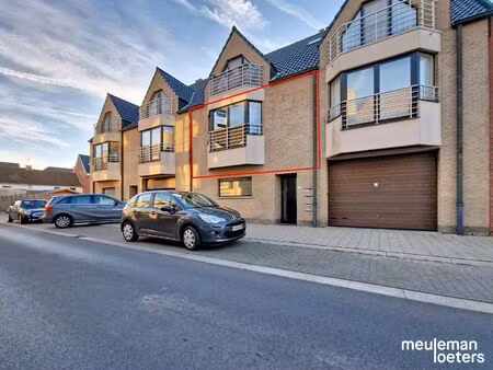 lichtrijk appartement met terras en parking