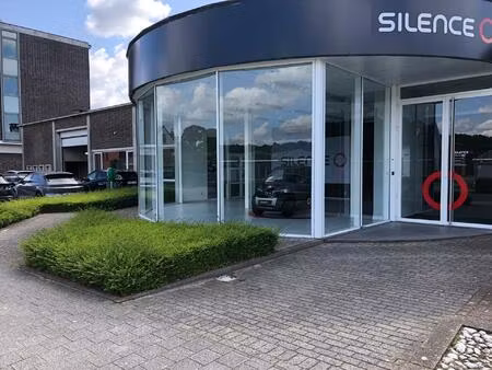 te huur: showroom + kantoor +/- 365m²