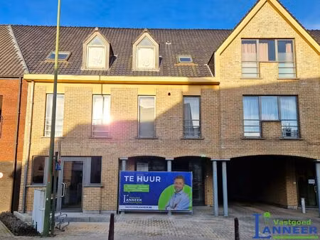 commercieel gelijkvloers met grote parking nabij het centrum