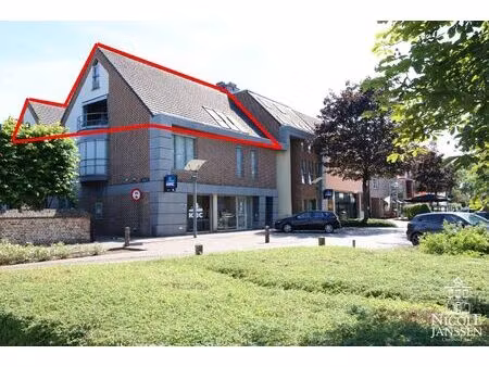 prachtig en zeer ruim ingedeeld duplex-appartement met gezellig terras in centrum bree