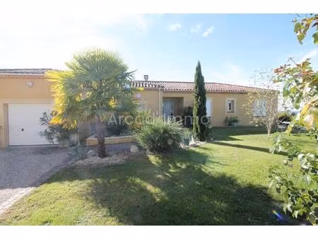 très belle maison de plain-pied  trois chambres  piscine  garages  jardin.