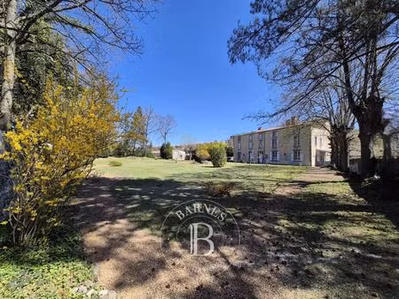 élégante maison de caractère avec vaste jardin et dépendances  proche commodités  25...