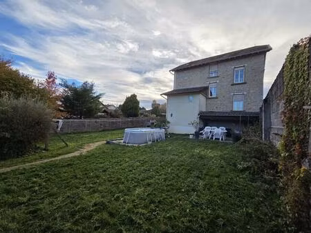 maison d'habitation avec jardin  idéalement placée proche du centre-ville et des écoles.