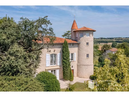 demeure d'exception du xvie siècle avec piscine  dépendances et charme historique à 15 min