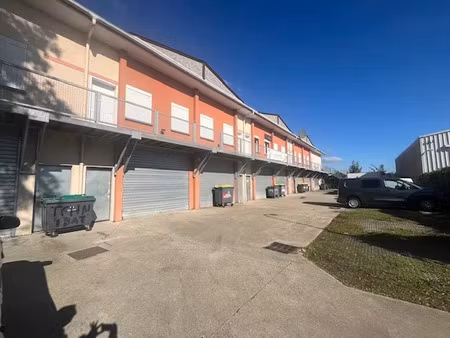 location locaux professionnels 232 m² à mandres-les-roses (94520)  1 360 €