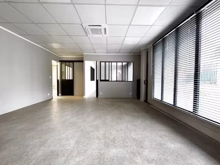 a plailly  local commercial en centre ville