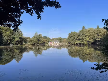 etang prive d'environ un hectare avec maison en pan de bois
