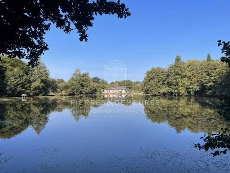 etang prive d'environ un hectare avec habitation au c?ur de la
