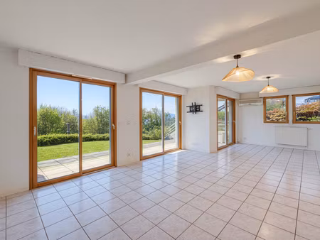 appartement publier 5 pièces 85.48m² en rez-de-jardin avec petite vue lac