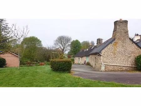 jolie maison en pierre avec dépendances à séglien