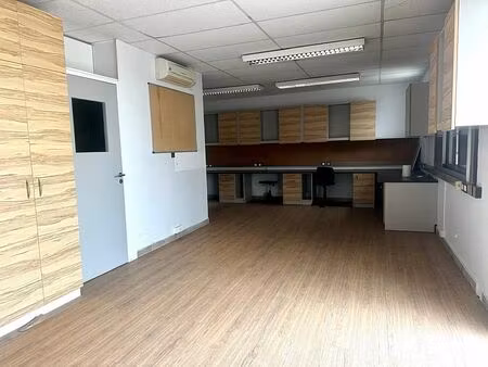 location local d'activités chassieu 1 250 m²
