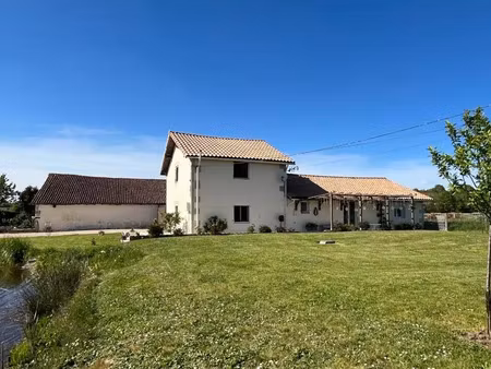 vente maison 5 pièces 140 m² à confolens (16500)  184 939 €