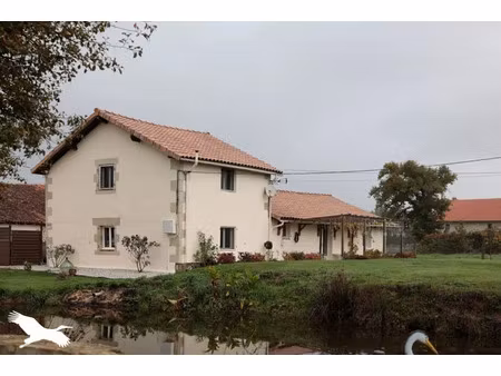 vente maison 5 pièces 140 m² à confolens (16500)  189 792 €