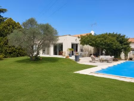 villa de plain-pied  piscine et grand garage
