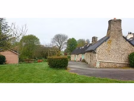 jolie maison en pierre avec dépendances à séglien