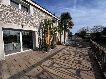 vente demeure 7 pièces  174.00m²  vezins
