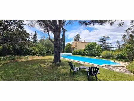 maison familiale avec piscine et grand jardin