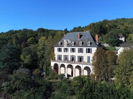 maison de maître surplombant le village