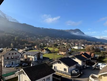 appartement lumineux avec vue imprenable sur les montagnes- un bien plein de potentiel à a