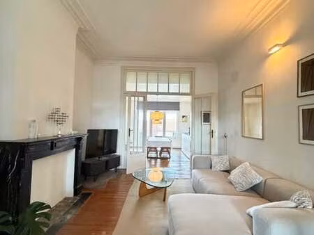 spacieux  charmant & lumineux avec terrasse & hauts plafonds