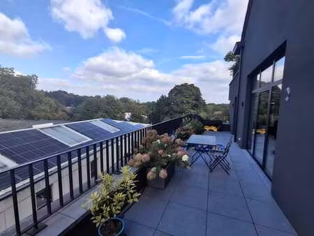 duplex moderne avec terrasses verdoyantes et vues