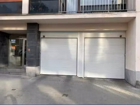 garage fermé dans immeuble sécurisé