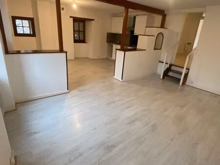 location t3 – 70 m² – terrasse 25 m² – saugues centre-ville