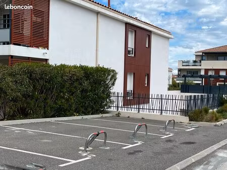 vends parking avec arceau extérieur la garde